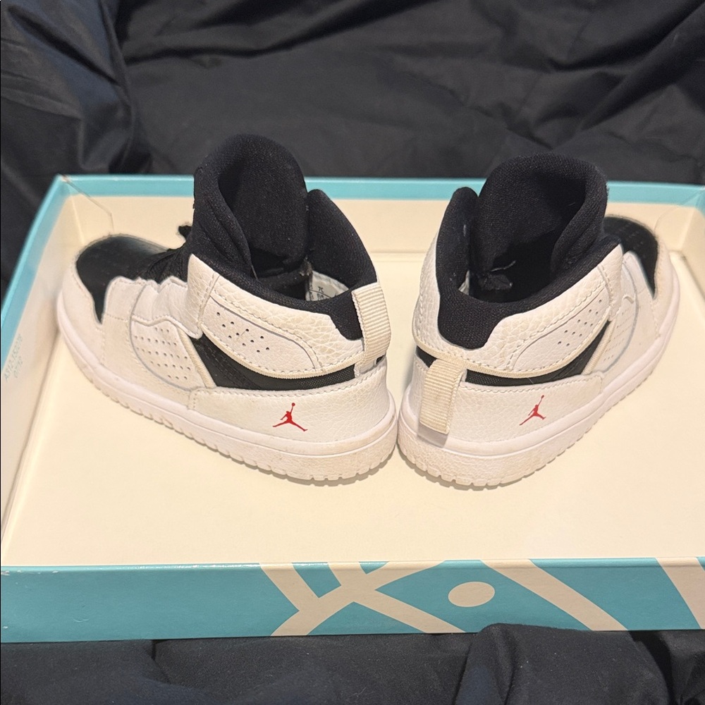 Kids Jordan sneaker - Picture 2 of 4